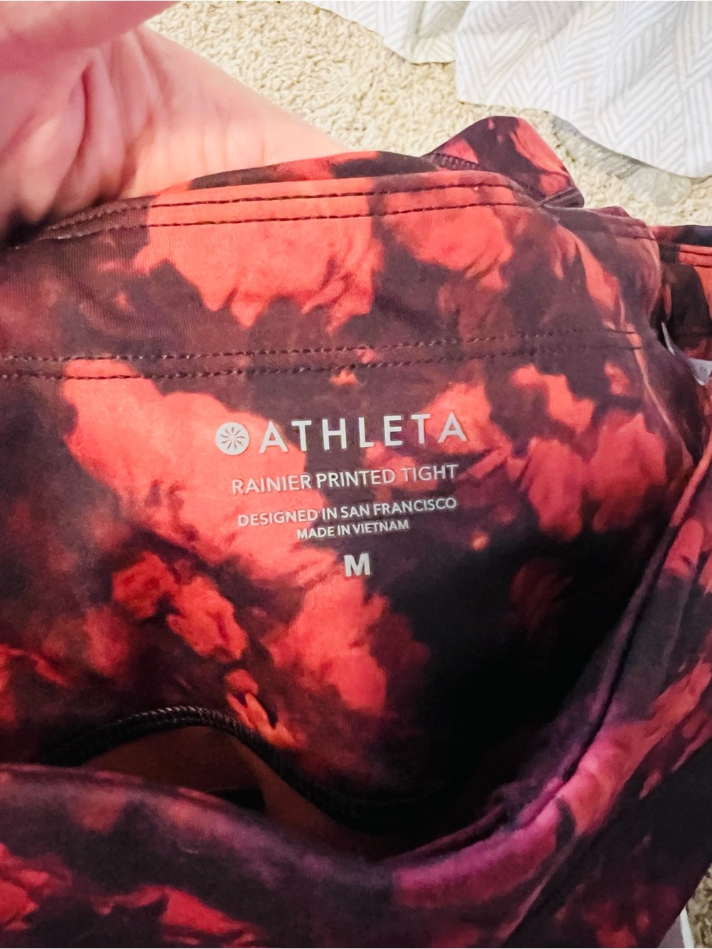 Athleta Red and Black Tie-Dye Rainier Printed Tight Capri Leggings Womens Medium - Picture 4 of 4
